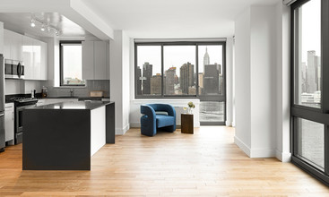 4720 Center Blvd in Long Island City, NY - Building Photo - Interior Photo