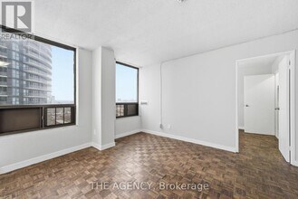 2360 Dundas St W in Toronto, ON - Building Photo - Building Photo