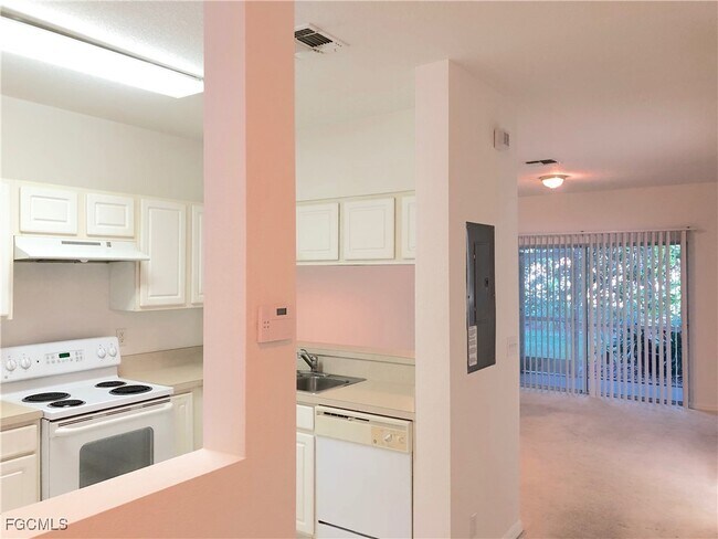 8073 Pacific Beach Dr in Ft. Myers, FL - Building Photo - Building Photo