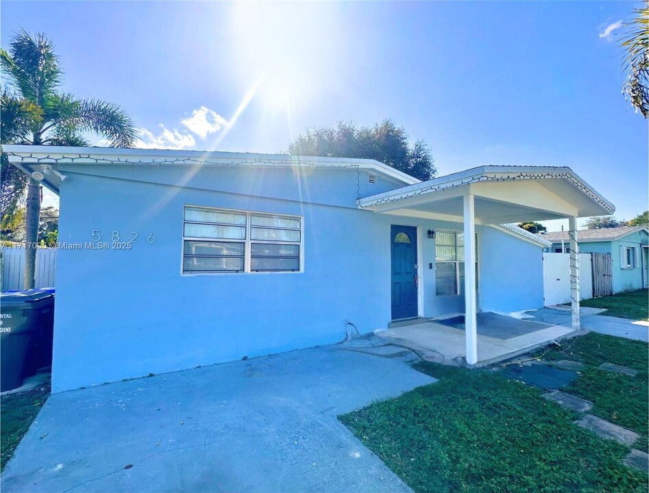 5826 S Farragut Dr in Hollywood, FL - Building Photo