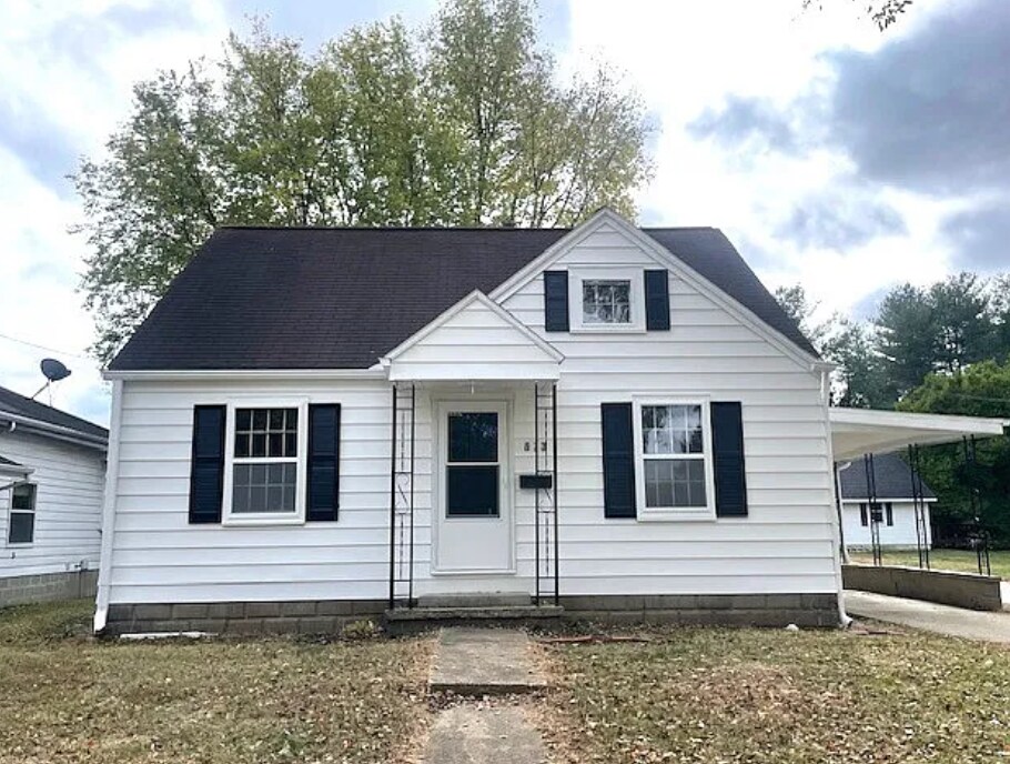 813 E Washington St in Monticello, IL - Building Photo