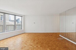 224 W Rittenhouse Square in Philadelphia, PA - Building Photo