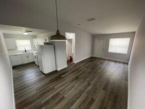 5040 Sanctuary Way in West Palm Beach, FL - Foto de edificio - Building Photo