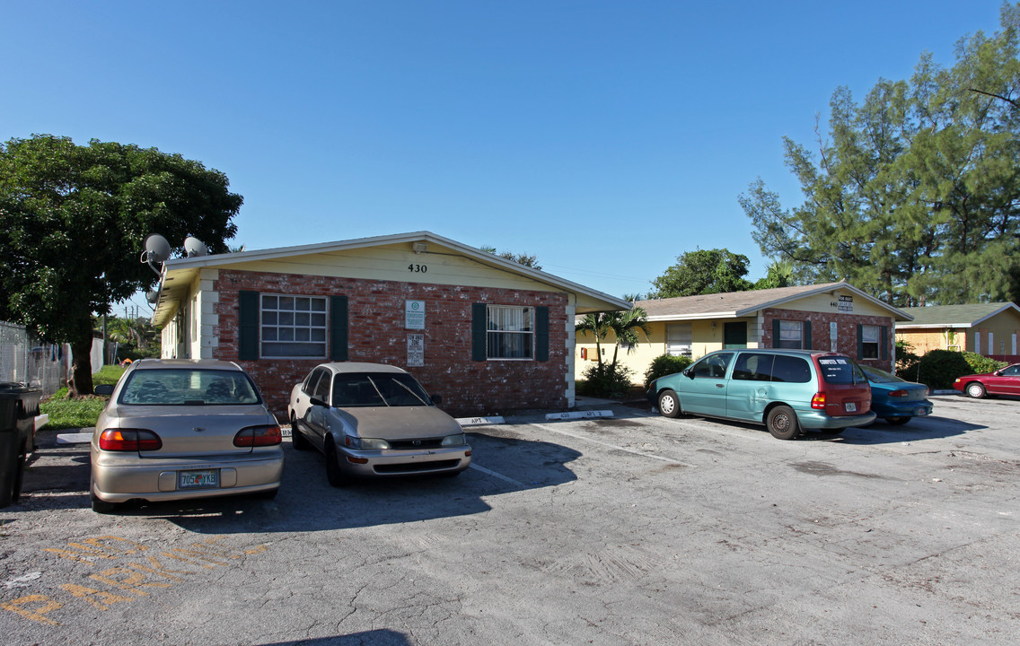 430-440 NW 40th Ct in Fort Lauderdale, FL - Building Photo