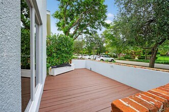537 Menendez Ave in Coral Gables, FL - Foto de edificio - Building Photo