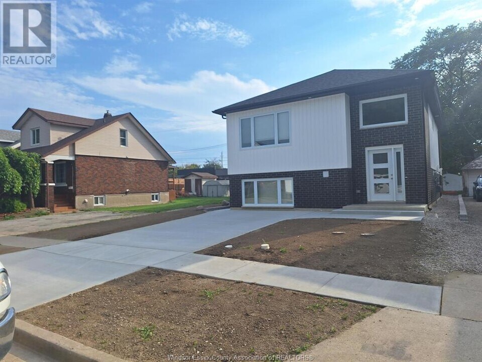 1479 Westcott Rd in Windsor, ON - Building Photo