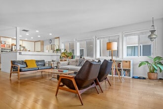 20 Quarterdeck St, Unit Unit #1 in Marina Del Rey, CA - Foto de edificio - Building Photo