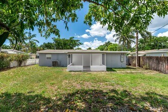 5615 Simms St in Hollywood, FL - Building Photo - Building Photo