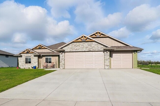 5700 Island Ct in Mitchell, SD - Building Photo - Building Photo