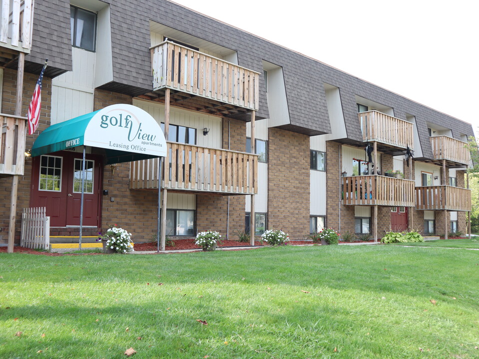 GolfView Apartments By The Bay in Essexville, MI - Foto de edificio