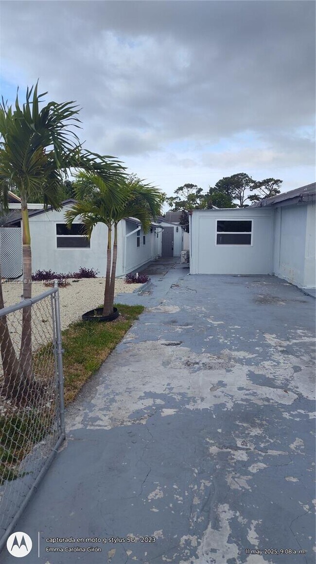 115 Walker Ave in Greenacres, FL - Building Photo - Building Photo