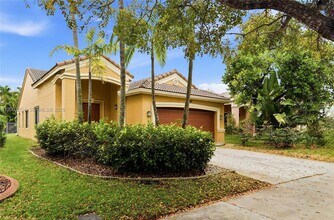 1004 Golden Cane Dr in Weston, FL - Building Photo - Building Photo