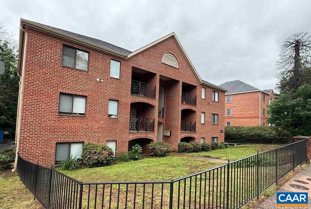 2100 Jefferson Park Ave in Charlottesville, VA - Building Photo