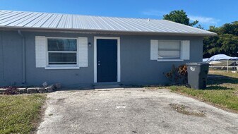 4520 67th St W in Bradenton, FL - Building Photo