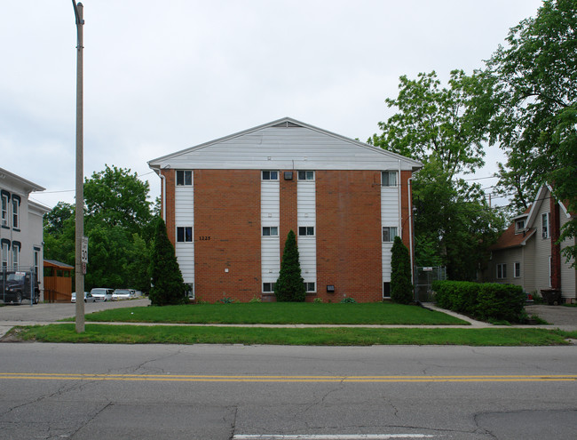 1225 N Grand River Ave in Lansing, MI - Building Photo - Building Photo