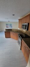5280 NW 113th Pl in Doral, FL - Foto de edificio - Building Photo