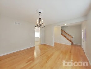 2114 Meramec Ridge Ct, Unit 2 Bedroom 0207 in Fenton, MO - Foto de edificio - Building Photo