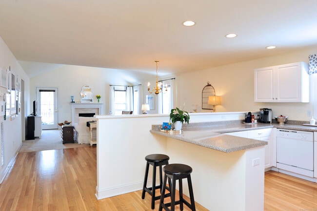 185 Julia Ct in Newtown, CT - Building Photo - Building Photo