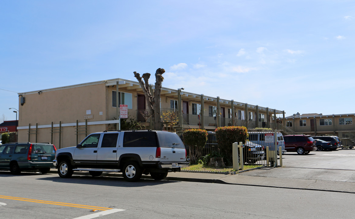 Stone Square Apartments in San Pablo, CA - Building Photo