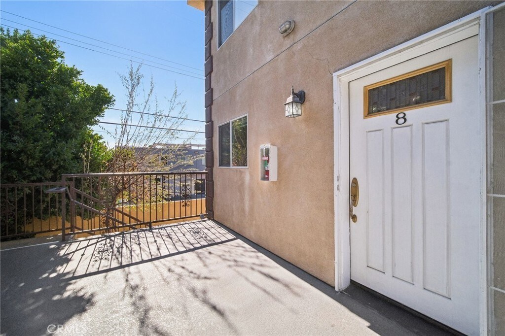 14618 Gilmore St in Van Nuys, CA - Foto de edificio