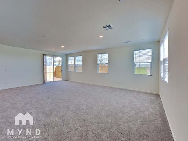 8207 C Lopez Jr Wy in Elk Grove, CA - Building Photo - Building Photo