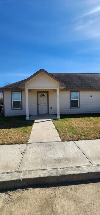 8421 W 1st St in Needville, TX - Building Photo