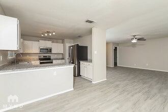 8306 Pine Meadow Dr in Converse, TX - Foto de edificio - Building Photo