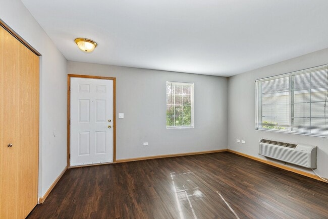 1809 Silverstone Dr in Carpentersville, IL - Building Photo - Building Photo