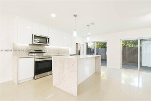 6080 W 26th Ct in Hialeah, FL - Building Photo