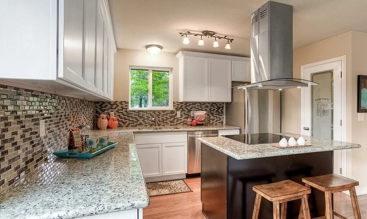 207 NE Nikki Ln in Belfair, WA - Building Photo
