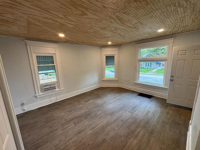 property at 704 W Monroe St