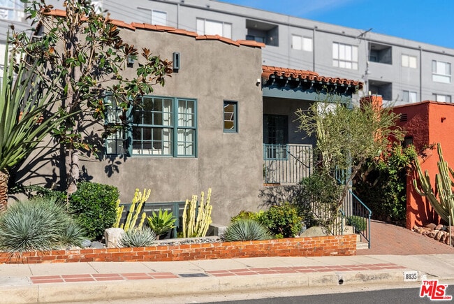 8835 Betty Way in West Hollywood, CA - Building Photo - Building Photo