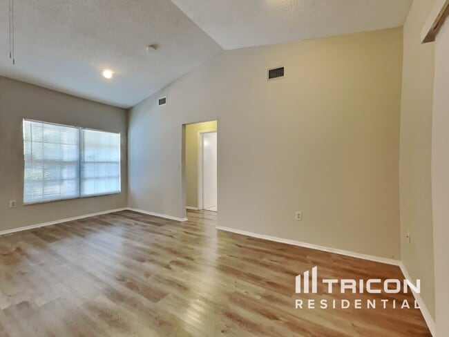 1203 70th Dr E in Sarasota, FL - Building Photo - Building Photo