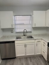 2866 Somerset Park Dr, Unit 202 in Tampa, FL - Building Photo - Building Photo