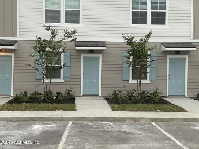 8281 Zenith Cir in Jacksonville, FL - Foto de edificio - Building Photo