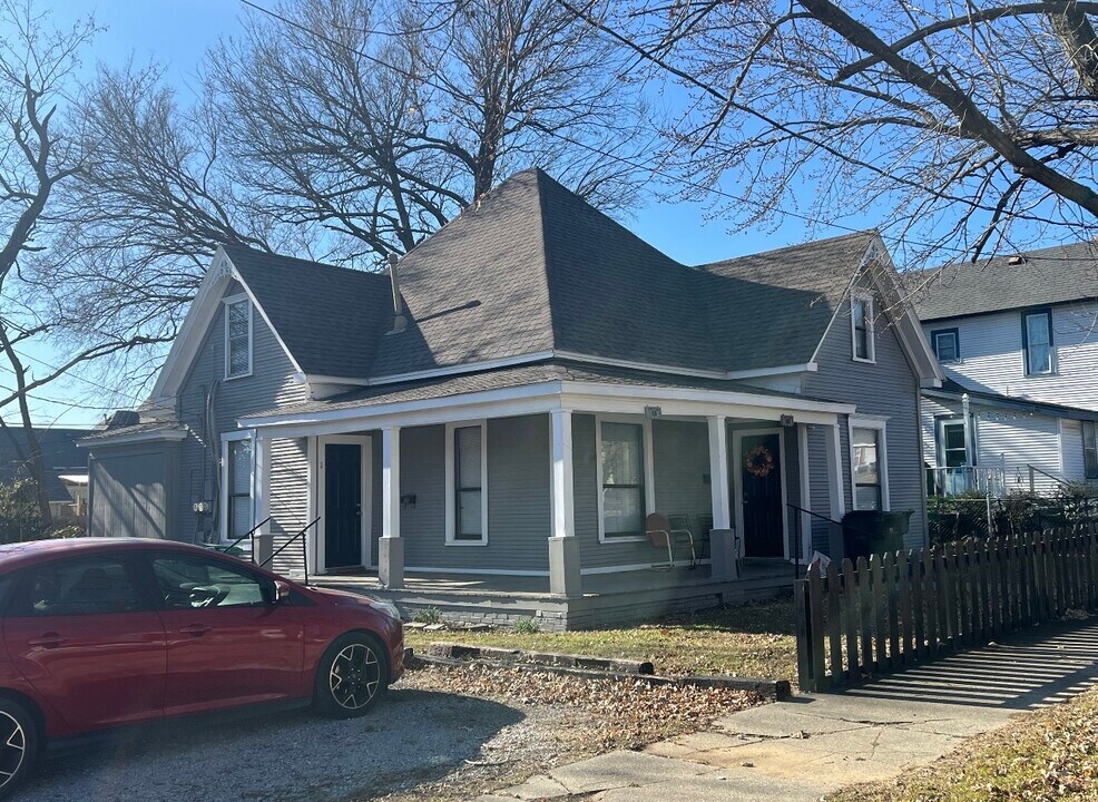 18 W Thompson Ave, Unit 1bed1bath in Sapulpa, OK - Building Photo