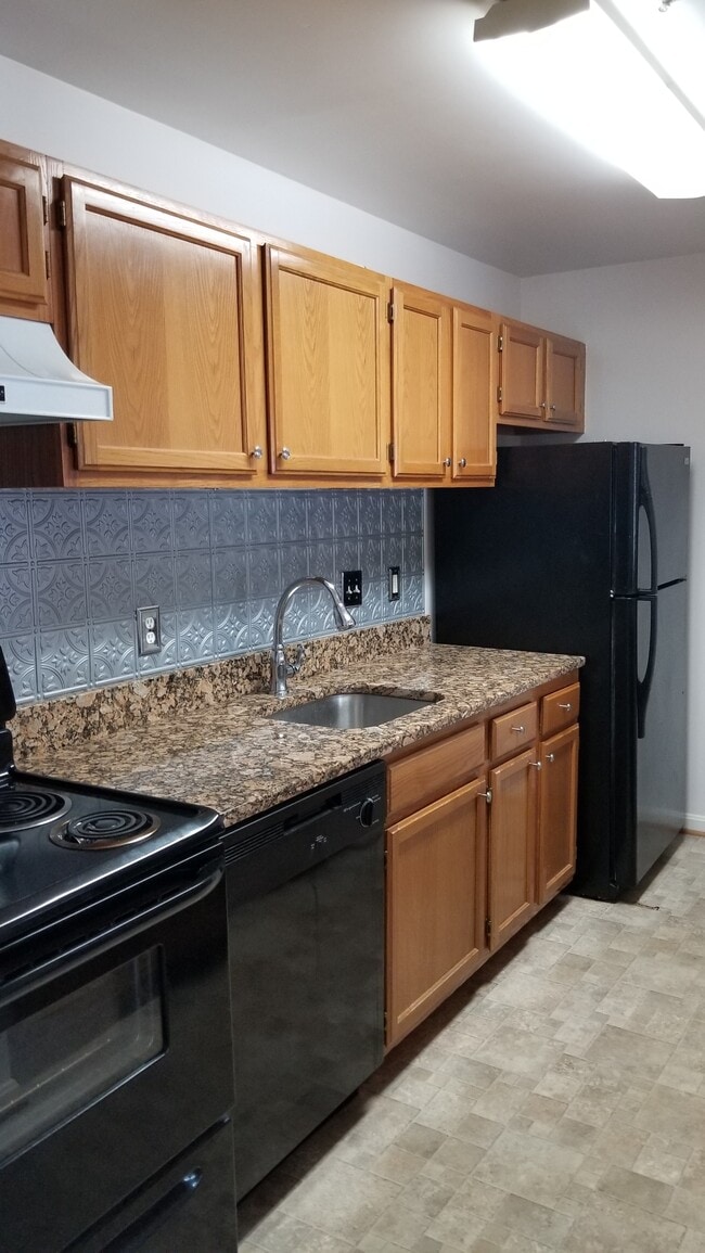 2040 Alice Ave, Unit 201 in Oxon Hill, MD - Building Photo - Building Photo