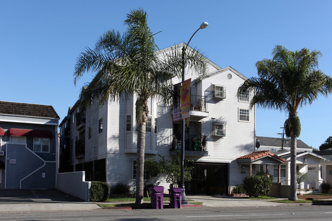 1074 Redondo Ave in Long Beach, CA - Building Photo - Building Photo