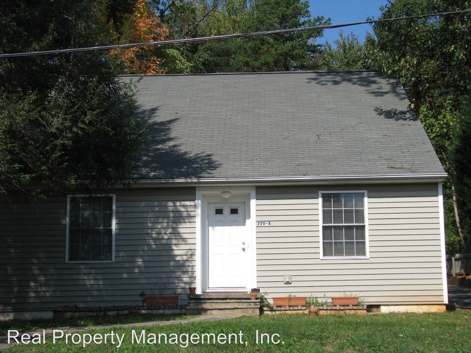 220 Shamrock Rd in Charlottesville, VA - Building Photo