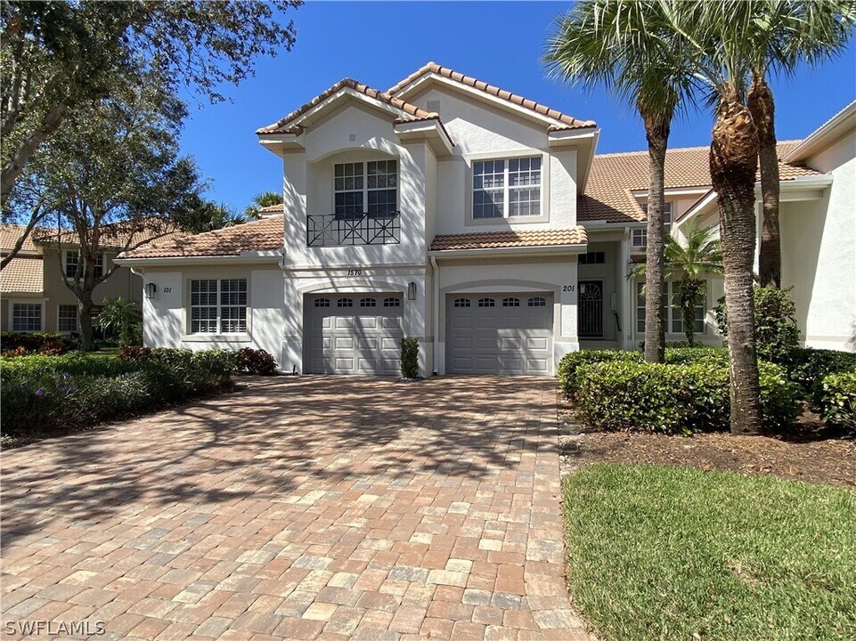 1570 Winding Oaks Way in Naples, FL - Building Photo