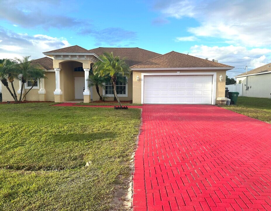 729 SW Sardinia Ave in Port St. Lucie, FL - Building Photo