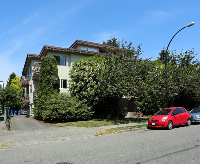 2285 W 6th Ave in Vancouver, BC - Building Photo - Primary Photo