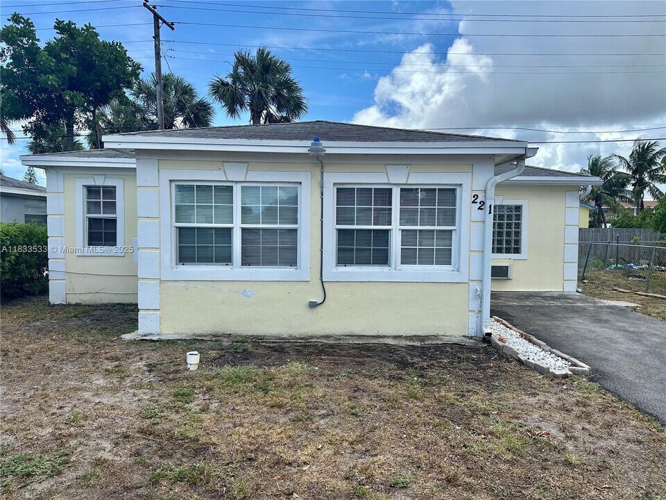 221 W 27th St in West Palm Beach, FL - Building Photo