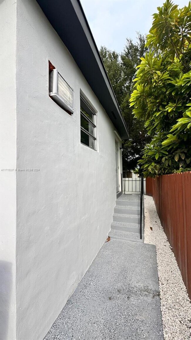 131 NW 32nd Ct-Unit -B in Miami, FL - Building Photo - Building Photo
