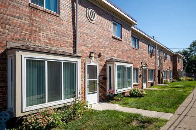 Dearborn Club Apartments in Dearborn Heights, MI - Foto de edificio - Building Photo