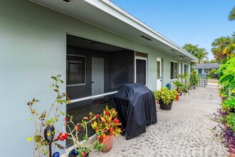 214 Sunrise Ave in Lantana, FL - Foto de edificio - Building Photo