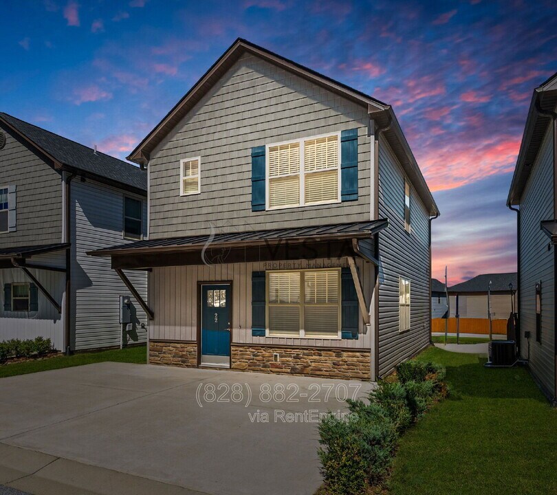 22 Greenly Ln in Fletcher, NC - Building Photo