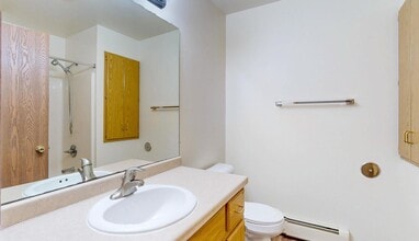 Stoneridge Apartments in Neenah, WI - Foto de edificio - Building Photo