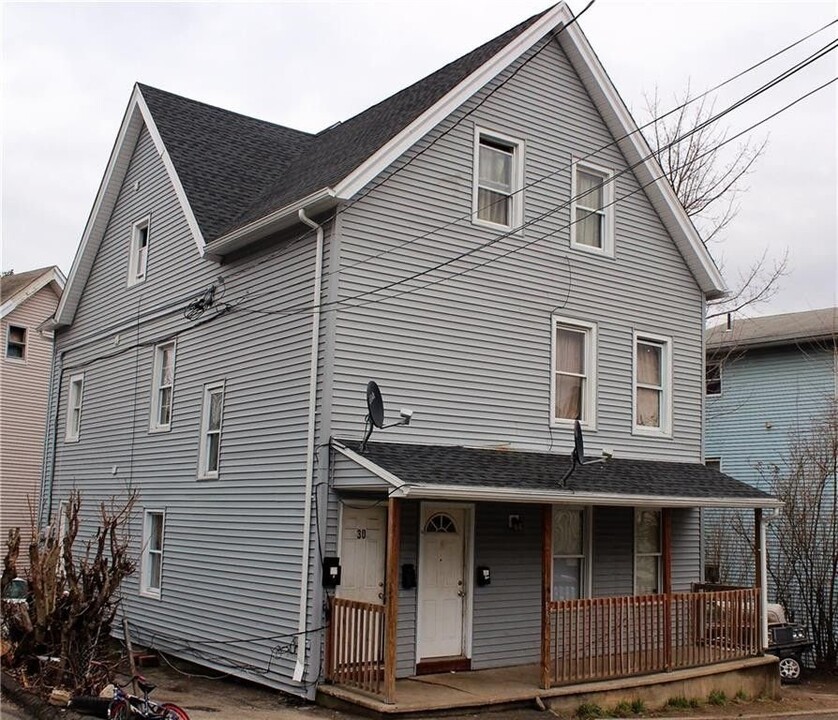 30 Easton Ave in Waterbury, CT - Building Photo