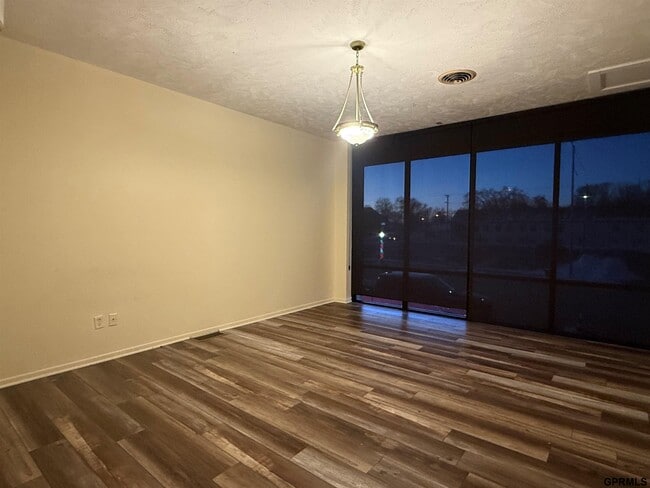 110 E Mission Ave in Bellevue, NE - Foto de edificio - Building Photo